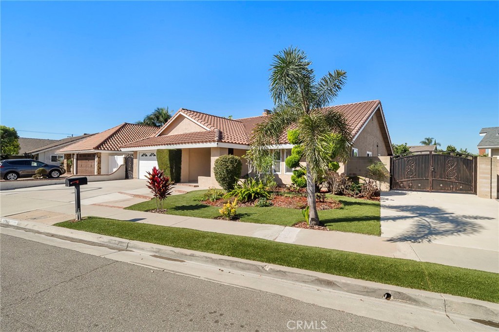 Oversized gated RV driveway - 17925 Mount Coulter, Fountain Valley CA 92708 - photo 2