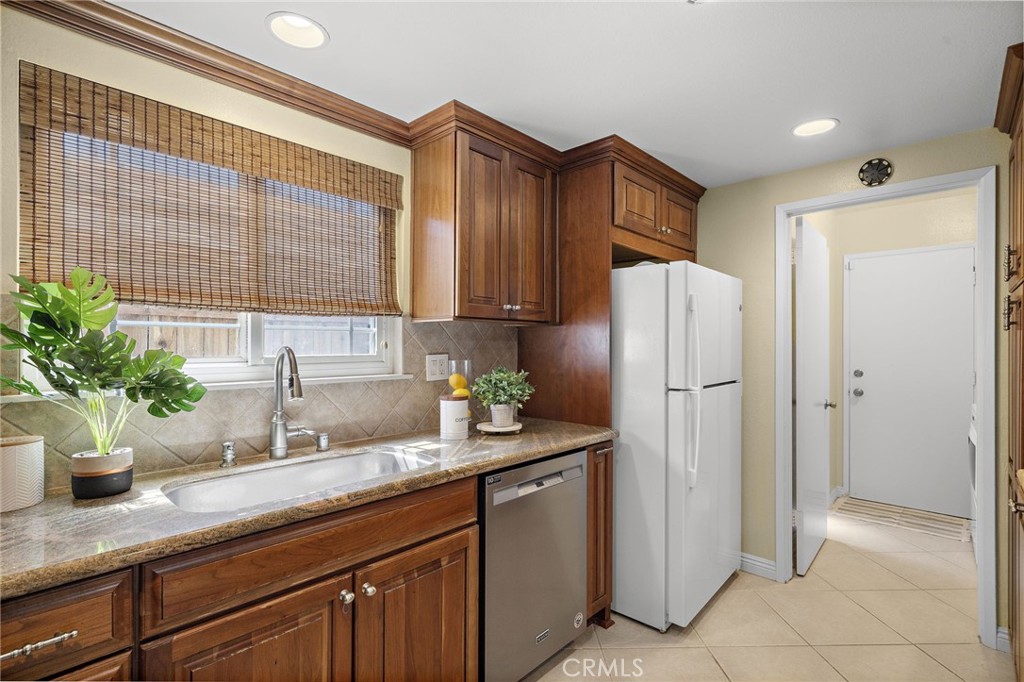 Flooded with natural light - 18474 Tamarind Street, Fountain Valley CA 92708 - photo 6