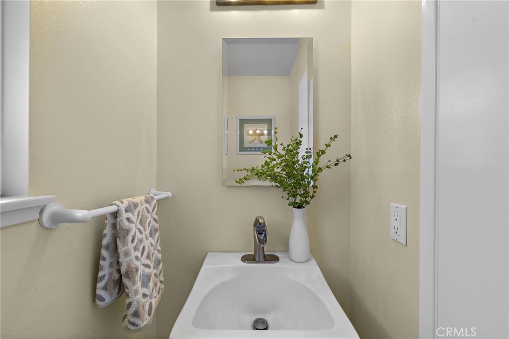 Convenient half powder room - 18474 Tamarind Street, Fountain Valley CA 92708 - photo 14