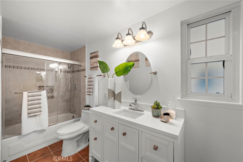 Primary suite features an updated en-suite bathroom - 18474 Tamarind Street, Fountain Valley CA 92708 - photo 18