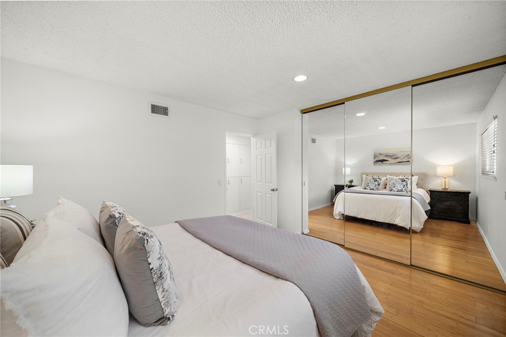 Secondary room with mirrored wardrobe - 18474 Tamarind Street, Fountain Valley CA 92708 - photo 20