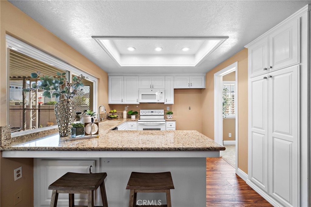 tray ceiling with recess lighting - 18898 Persimmon Circle, Fountain Valley CA 92708 - photo 9