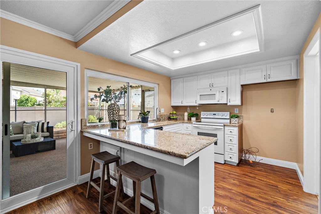 breakfast bar - 18898 Persimmon Circle, Fountain Valley CA 92708 - photo 11