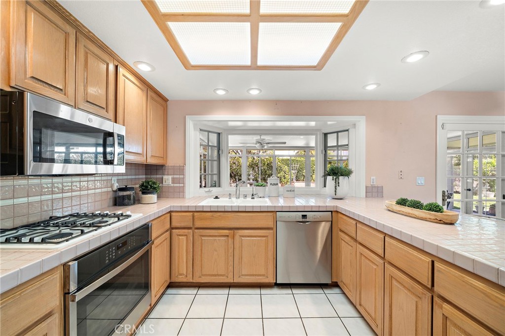Kitchen with ample cabinetry and countertop space - 9115 McBride River Avenue, Fountain Valley CA 92708 - photo 20