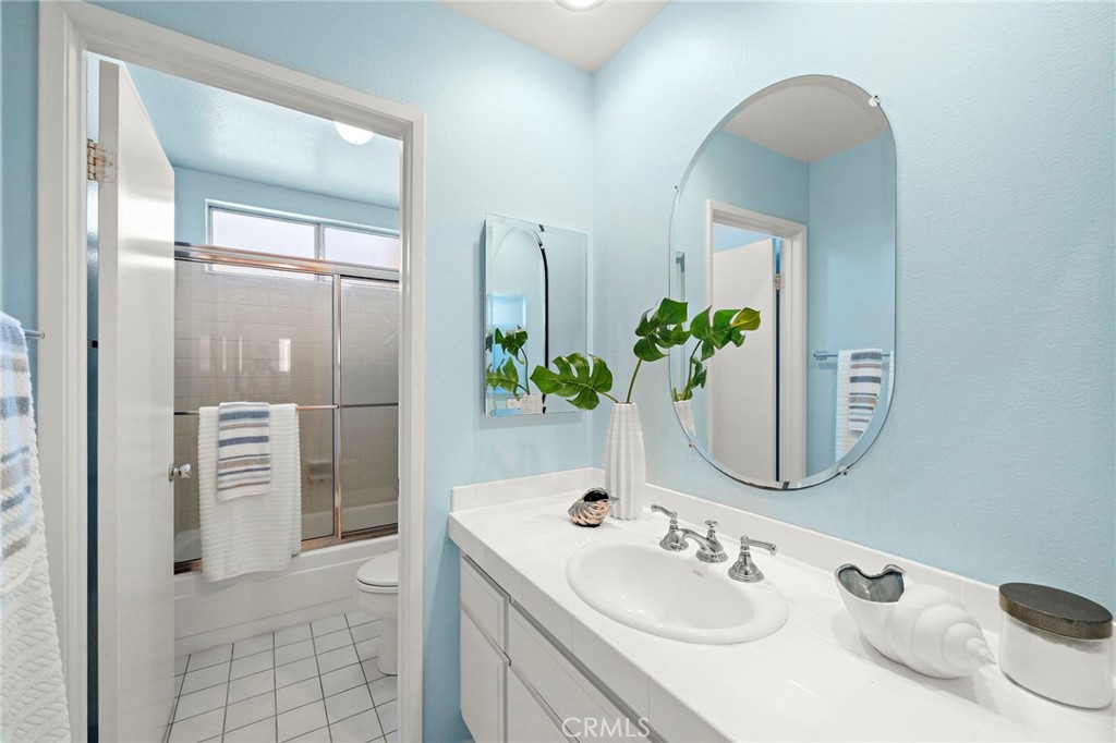 Upstairs guest bathroom with tub/shower combo - 9115 McBride River Avenue, Fountain Valley CA 92708 - photo 38