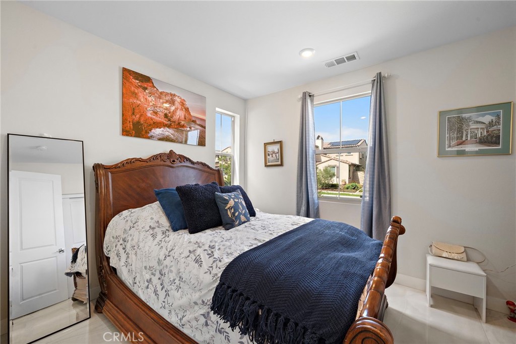 Downstairs Bedroom w/ ensuite bathroom - 9896 Heron Avenue, Fountain Valley CA 92708 - photo 14