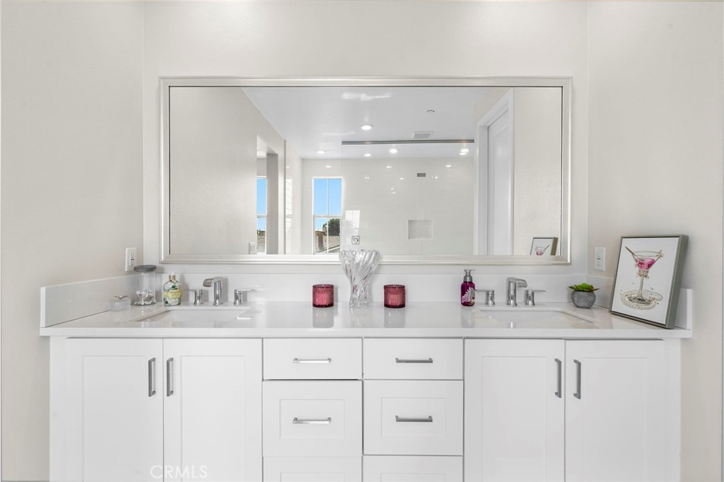 Primary bathroom featuring Dual sinks & privacy toilet - 9896 Heron Avenue, Fountain Valley CA 92708 - photo 22