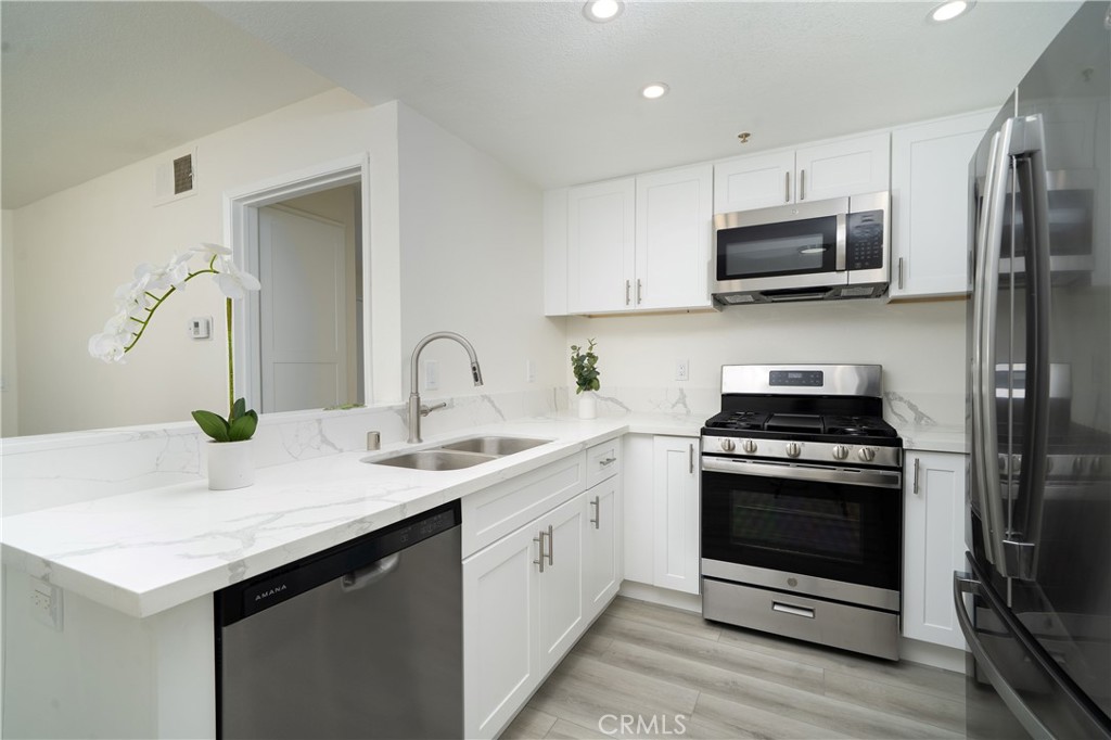 Kitchen - 1501 N Brea Boulevard 212, Fullerton CA 92835 - photo 2