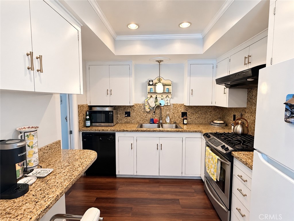 1641 S Pomona D37, Fullerton CA 92832 - photo 6