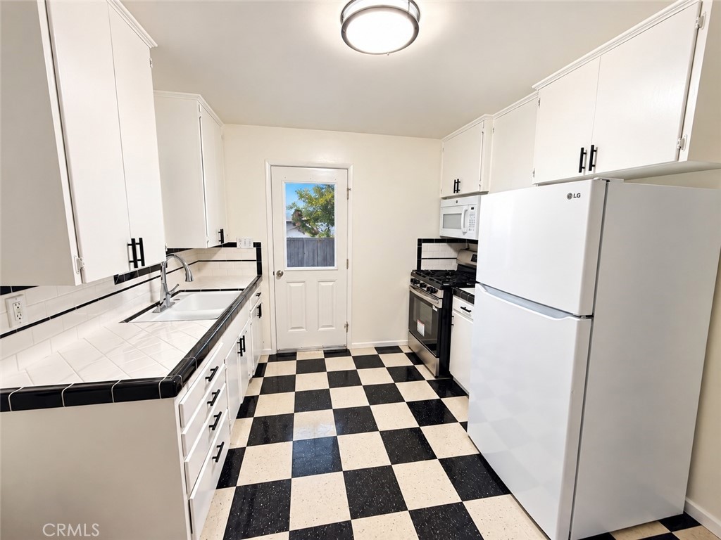 Kitchen - 2108 W Valencia DR, Fullerton CA 92833 - photo 5