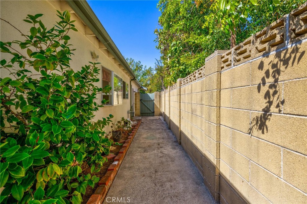 2212 Hartford, Fullerton CA 92831 - photo 34