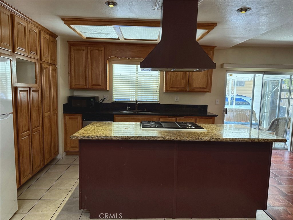 Large kitchen with center island and ample cabinet space - 2851 Rolling Hills 187, Fullerton CA 92835 - photo 3