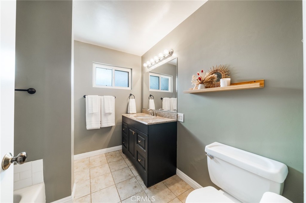 Full Bathroom - 303 N Acacia Avenue A, Fullerton CA 92831 - photo 22