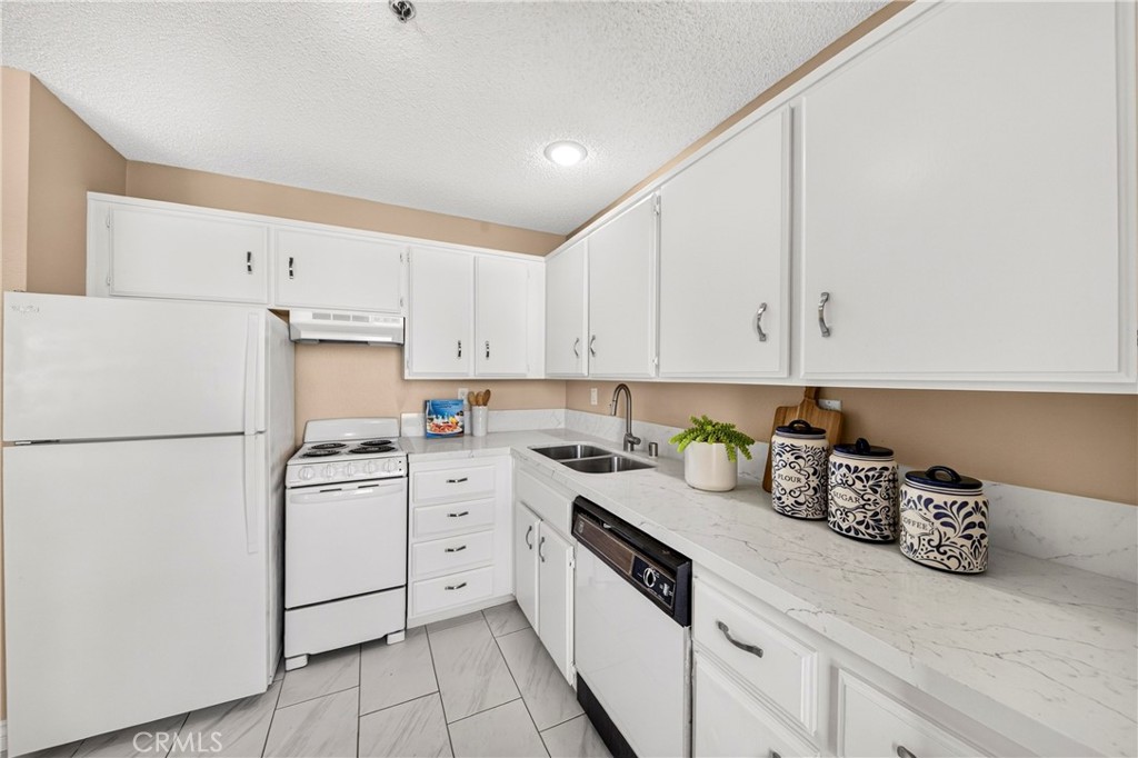 Kitchen - 351 N Ford Avenue 221, Fullerton CA 92832 - photo 8