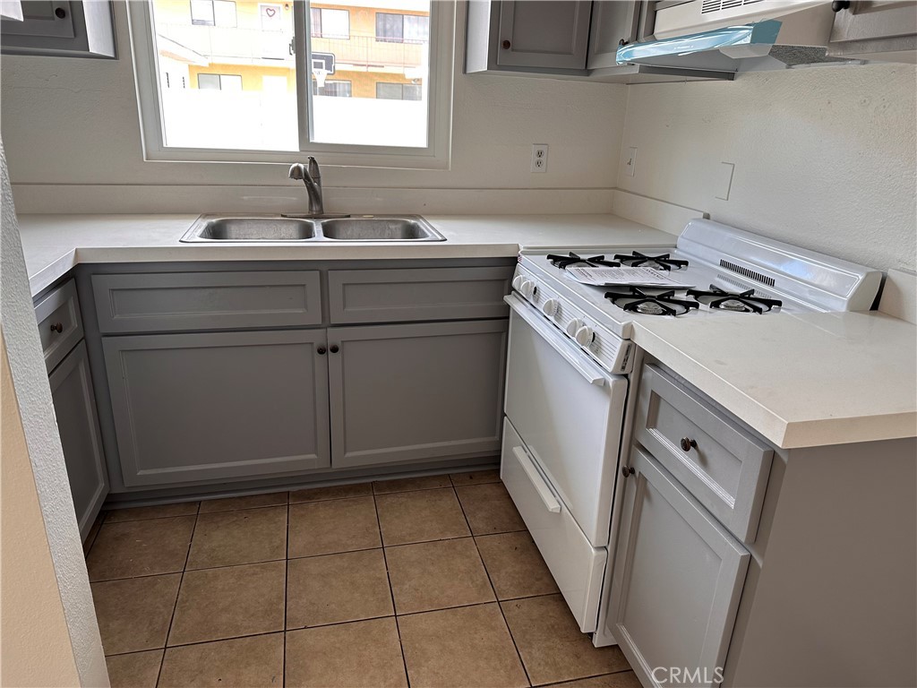 Kitchen/new stove and hood - 4022 Franklin Avenue 1, Fullerton CA 92833 - photo 2