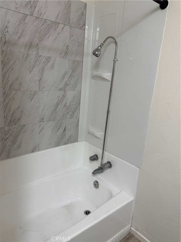 Bathroom with tub - 4022 Franklin Avenue 1, Fullerton CA 92833 - photo 9