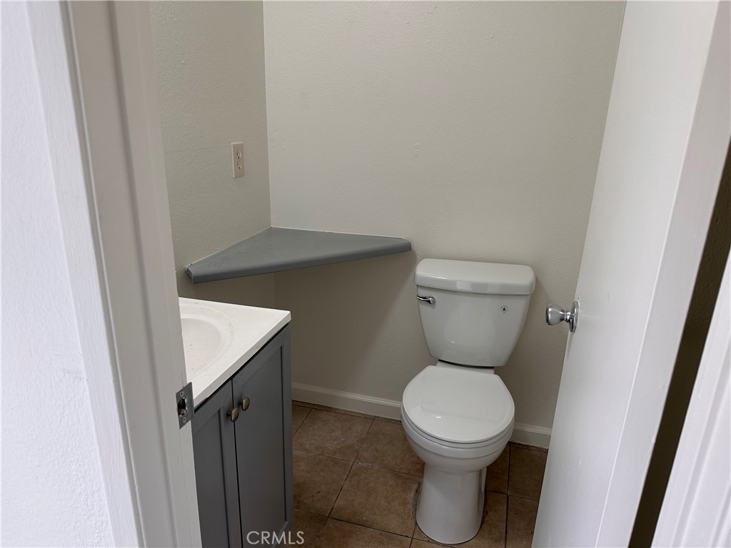 powder room - 4022 Franklin Avenue 1, Fullerton CA 92833 - photo 14