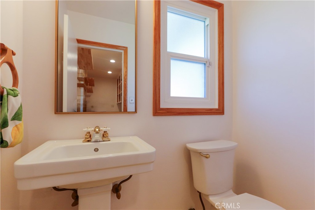 Powder bath - 501 E Sunny Hills Road, Fullerton CA 92835 - photo 23