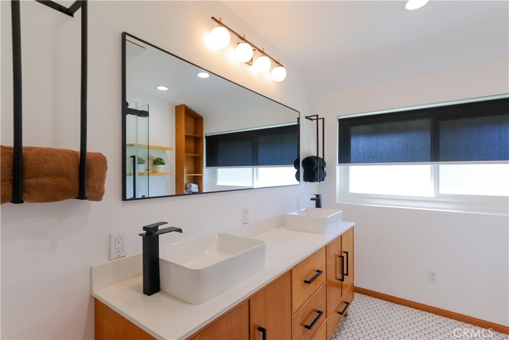 Hall bath between br 1 and 2 - 501 E Sunny Hills Road, Fullerton CA 92835 - photo 33