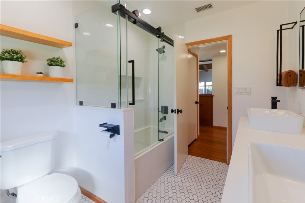 Hall bath between br 1 and 2 - 501 E Sunny Hills Road, Fullerton CA 92835 - photo 34