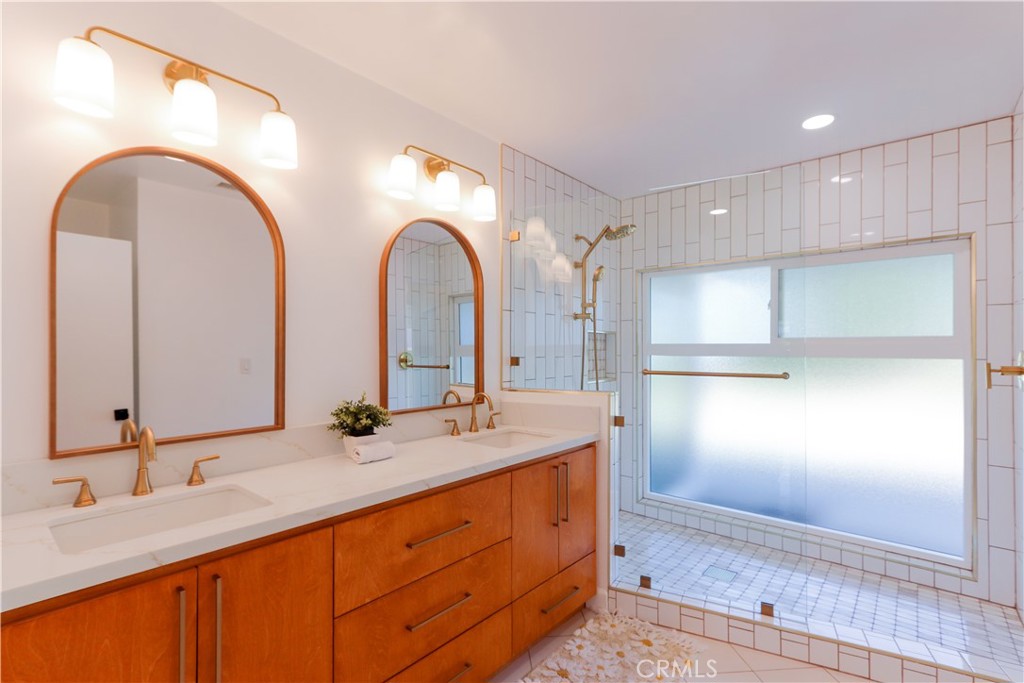 Primary en suite bath - 501 E Sunny Hills Road, Fullerton CA 92835 - photo 41