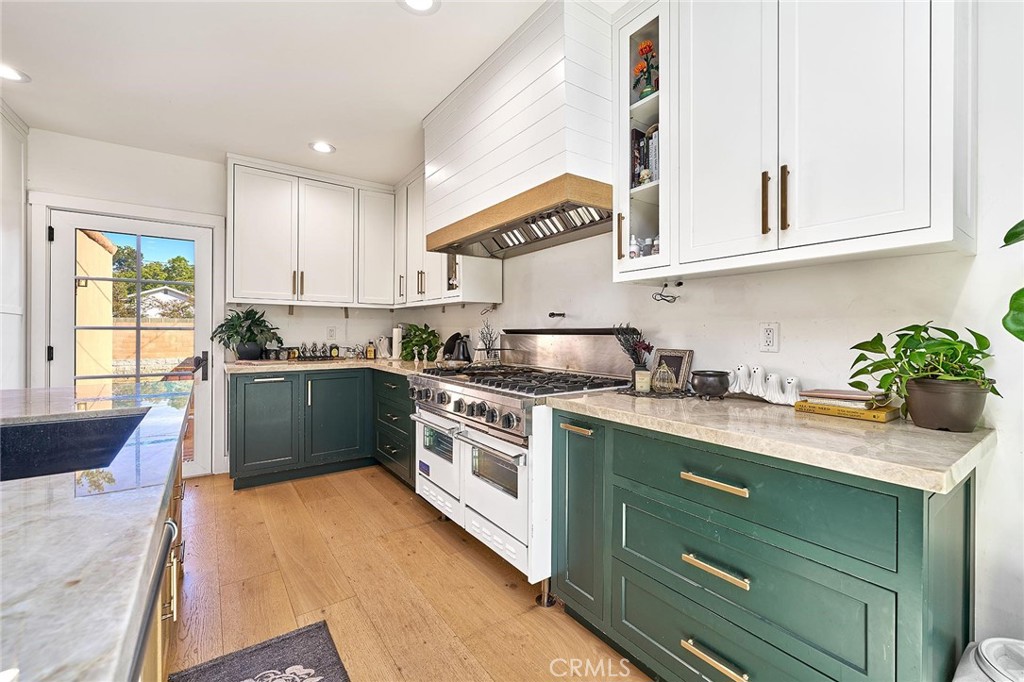 Viking Professional Double-Oven Range: A massive 48" commercial-style white gas range - 529 W Whiting, Fullerton CA 92832 - photo 10