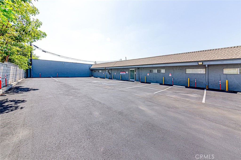 Parking lot and rear entrance - 626 W Commonwealth Avenue, Fullerton CA 92832 - photo 5