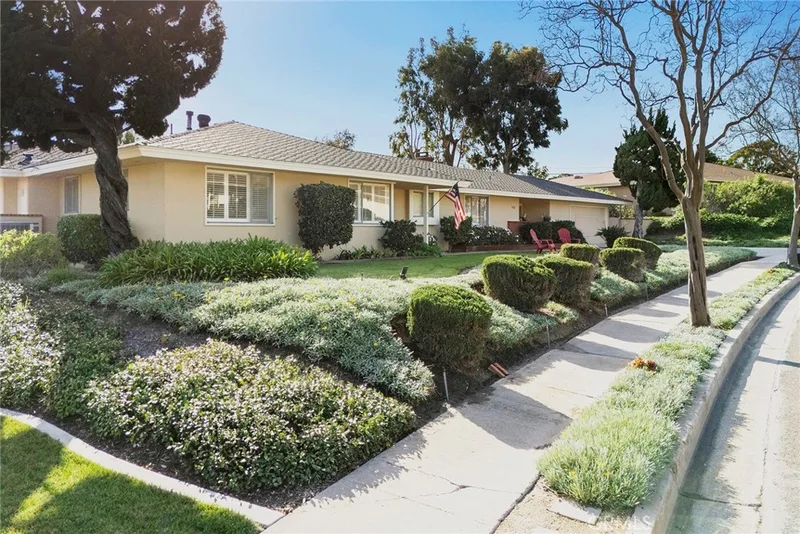 712 Toussau, Fullerton, CA 92831