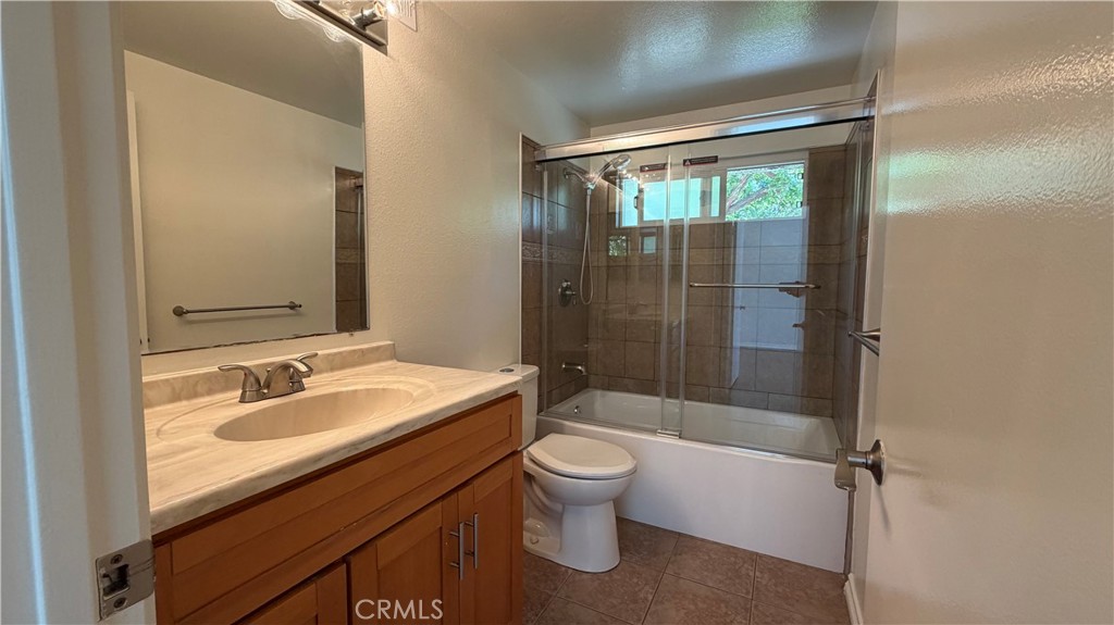Upstair Hallway Full Bath - 926 Plaza Escondido, Fullerton CA 92833 - photo 12