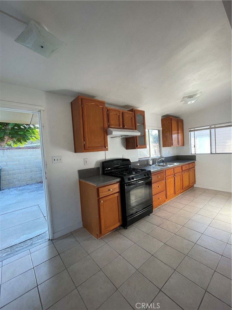 10031 1/2 B Larson Avenue 1/2 B, Garden Grove CA 92843 - photo 4