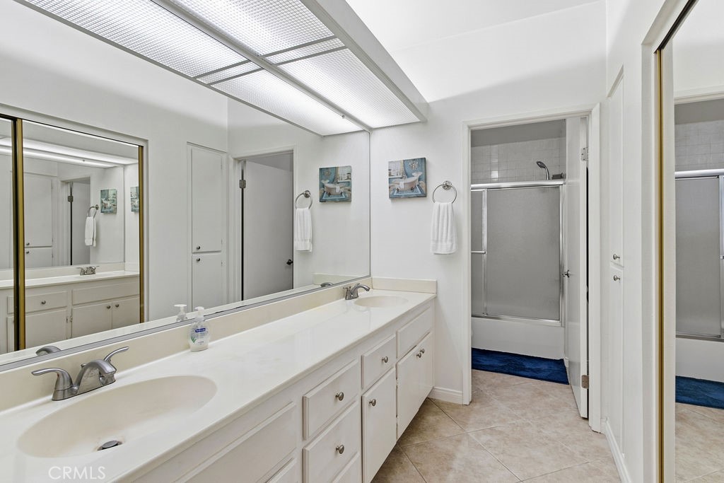 Large primary dual sink bathroom - 10361 Garden Grove Blvd 12, Garden Grove CA 92843 - photo 13
