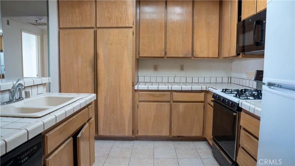 Kitchen - 10371 Garden Grove Blvd 8, Garden Grove CA 92843 - photo 12