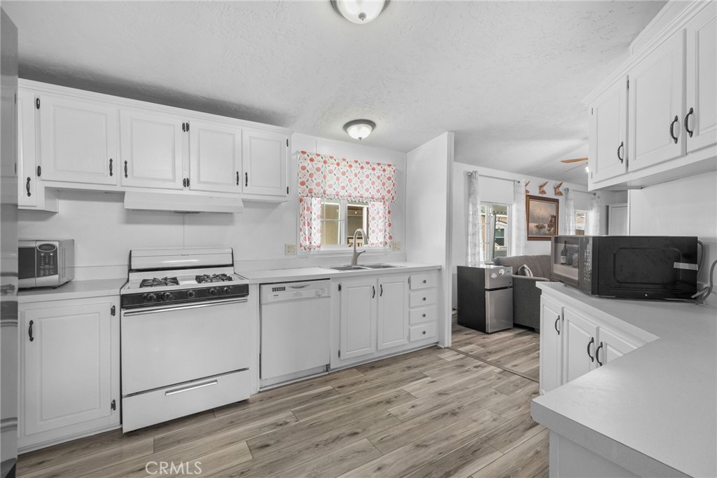 Kitchen - 11301 Euclid 76, Garden Grove CA 92840 - photo 11