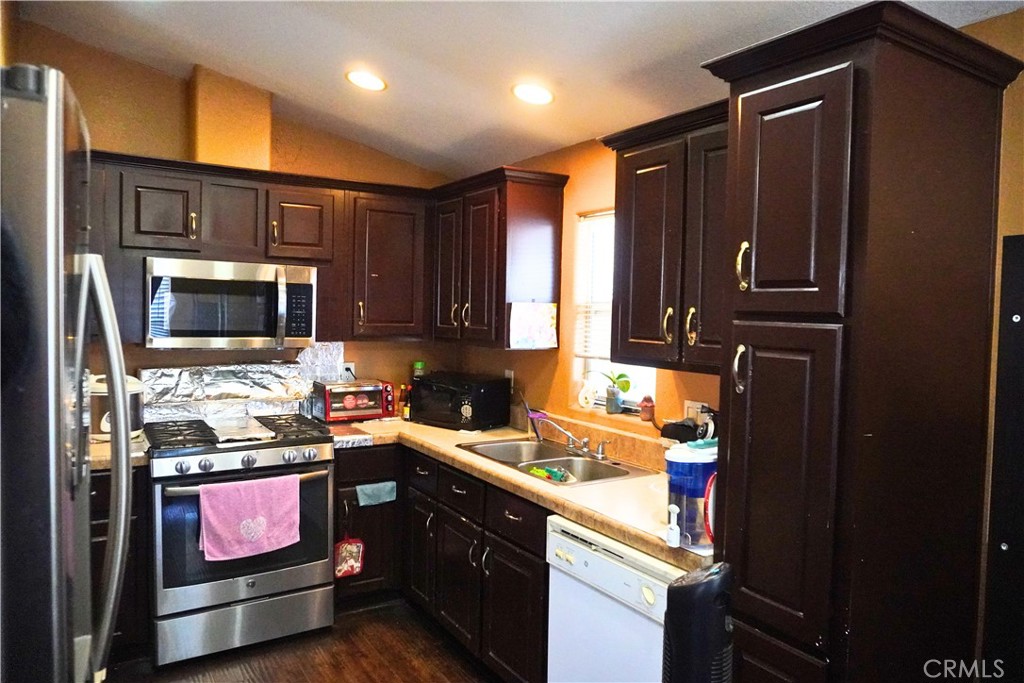 Kitchen. - 13102 Partridge Space 13, Garden Grove CA 92843 - photo 5