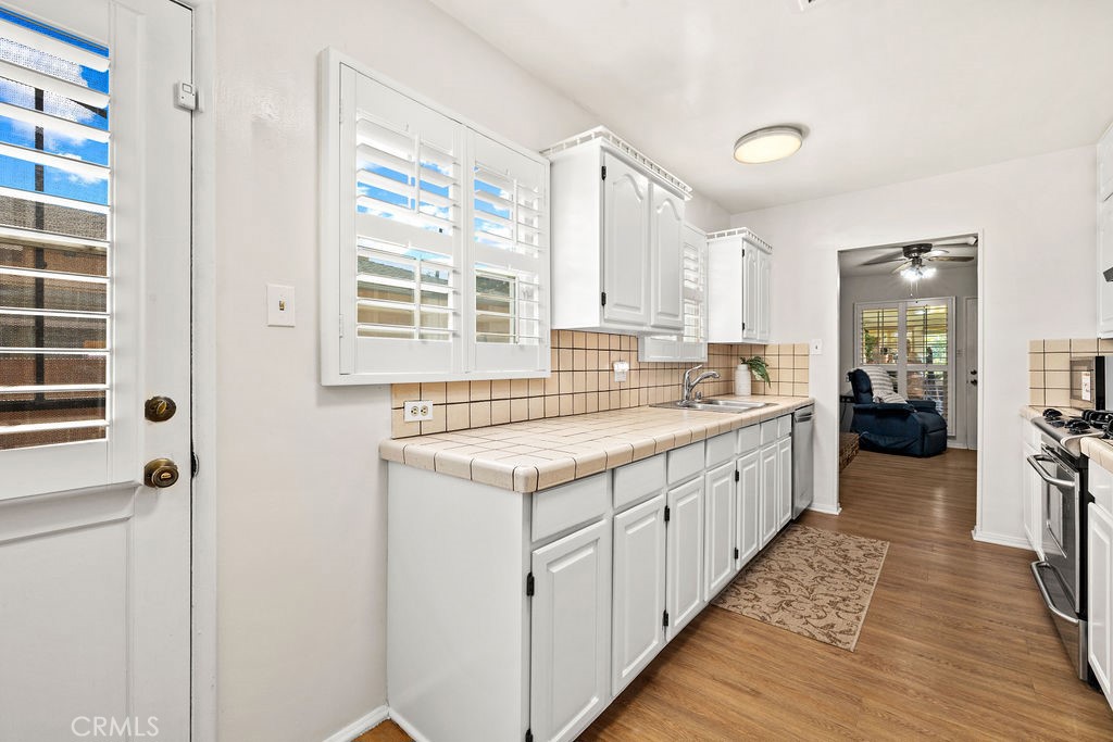 Side Yard Access from Kitchen - 13191 Lewis, Garden Grove CA 92843 - photo 8