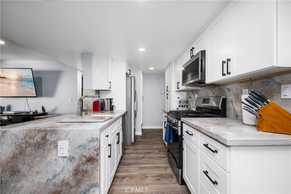 5 burner gas range and cooktop, warming drawer, griddle. Microwave with lots of opotions and exhaust fan attached. - 6971 Knollcrest #48 48, Garden Grove CA 92845 - photo 15