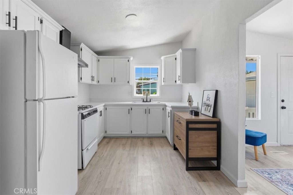 Kitchen - 7887 Lampson Ave Avenue 10, Garden Grove CA 92841 - photo 8