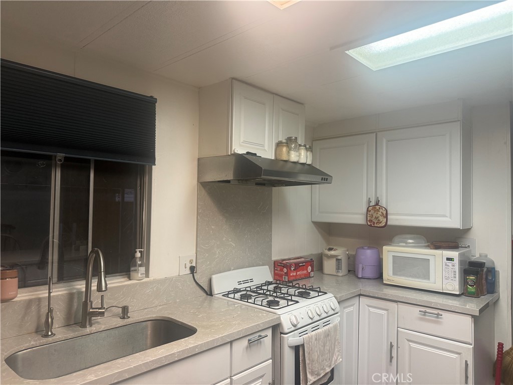 View of kitchen - 8111 Standford Ave. Spc 1, Garden Grove CA 92841 - photo 2