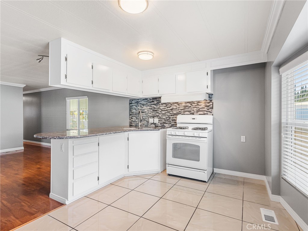 Kitchen - 8111 Stanford 138, Garden Grove CA 92841 - photo 17