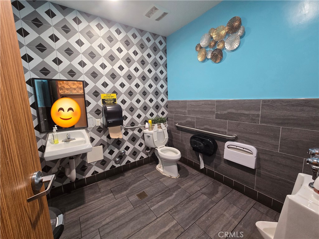 Bathroom 1 - 9689 Chapman Ave, Garden Grove CA 92841 - photo 20