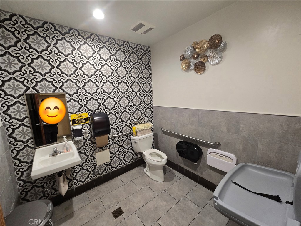 Bathroom 2 - 9689 Chapman Ave, Garden Grove CA 92841 - photo 21