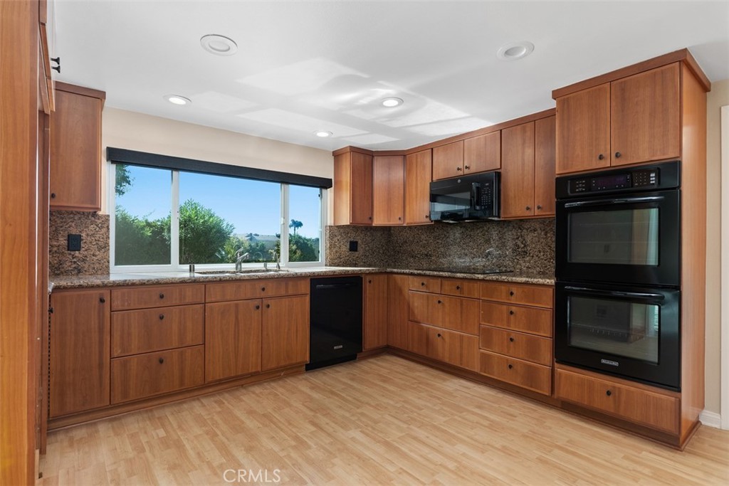 15581 Wild Plum Circle, Huntington Beach CA 92647 - photo 11