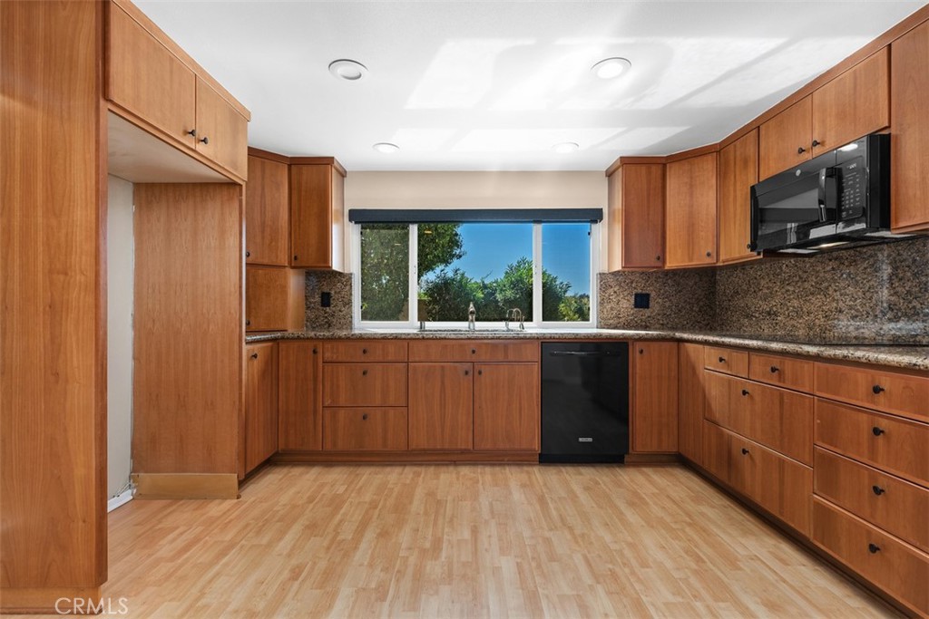 15581 Wild Plum Circle, Huntington Beach CA 92647 - photo 12