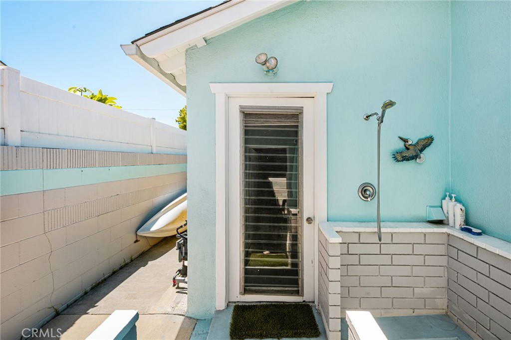 Outdoor shower - 15732 Swan Lane, Huntington Beach CA 92649 - photo 13