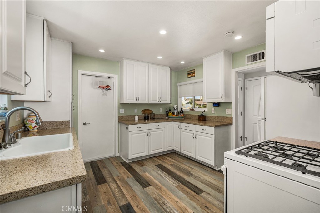 Kitchen - 15732 Swan Lane, Huntington Beach CA 92649 - photo 26