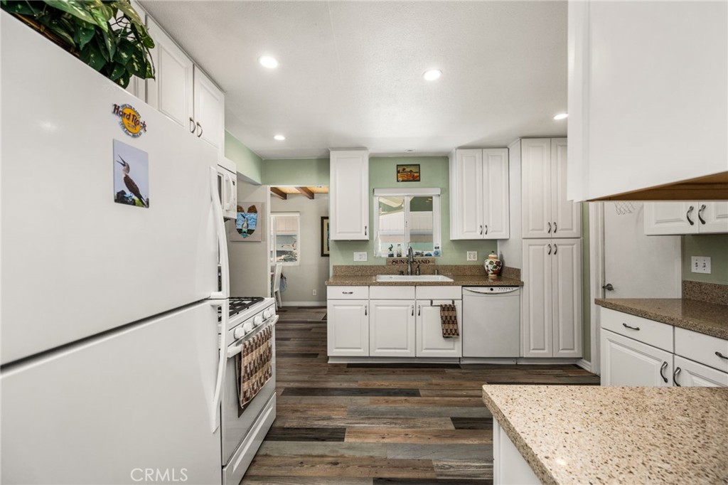 Kitchen - 15732 Swan Lane, Huntington Beach CA 92649 - photo 27