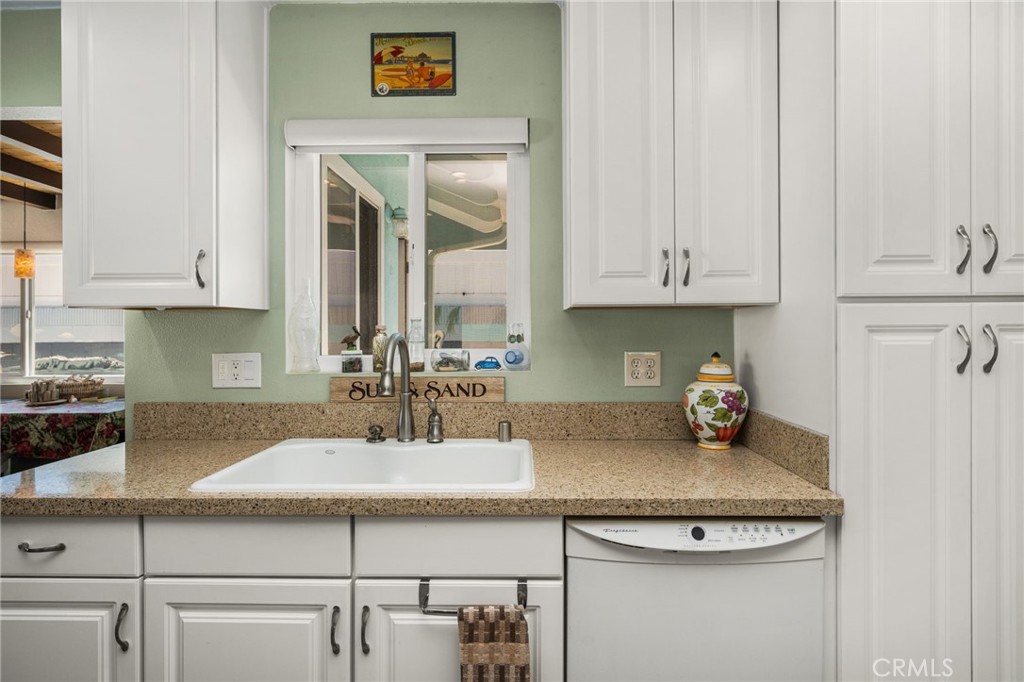 Kitchen - 15732 Swan Lane, Huntington Beach CA 92649 - photo 28