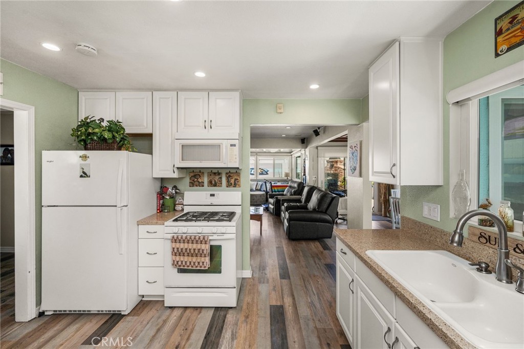 Kitchen - 15732 Swan Lane, Huntington Beach CA 92649 - photo 29