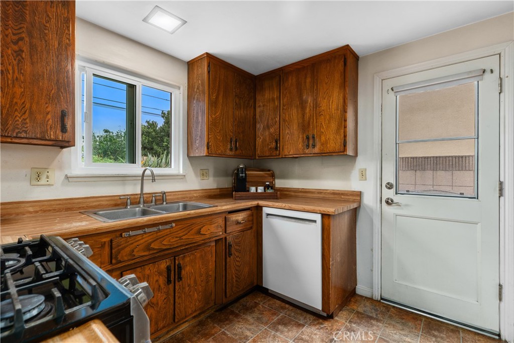 16052 Waltz Circle, Huntington Beach CA 92649 - photo 7