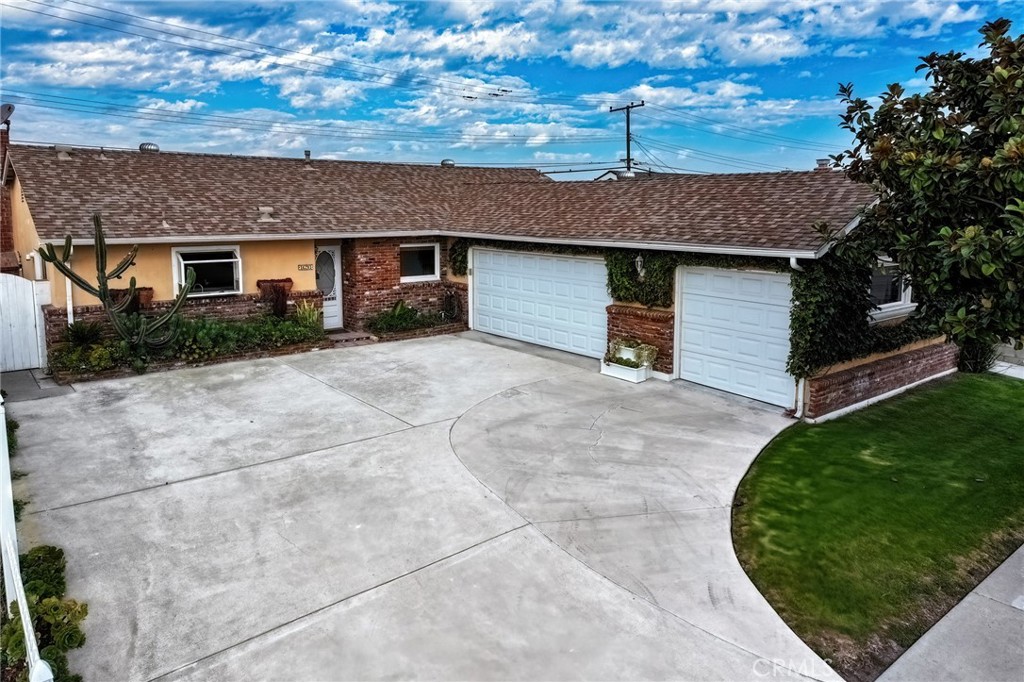 Huge driveway - 16291 Fantasia, Huntington Beach CA 92649 - photo 1